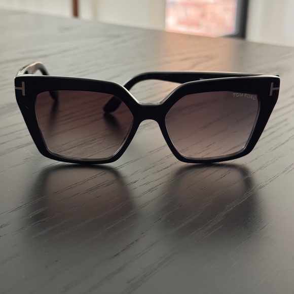 Tom Ford oversized sunglasses with original case. - Picture 3 of 6